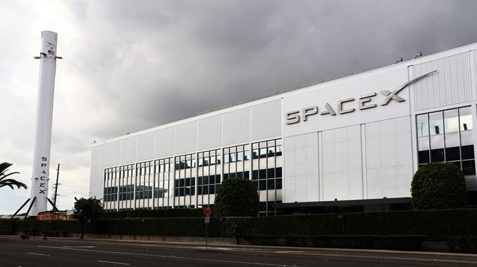 カリフォルニア州にあるSpaceX本社の外観