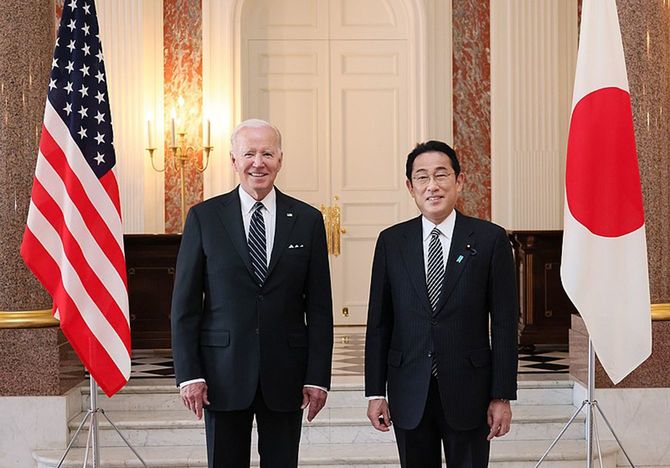 岸田総理は、迎賓館赤坂離宮でアメリカ合衆国のジョセフ・バイデン大統領と首脳会談等を行いました。両首脳は、会談を行い、続いて日米宇宙協力関連展示を視察しました。その後、共同記者会見を行い、続いて拉致被害者御家族と面会しました。次に、都内でIPEF（インド太平洋経済枠組み）関連行事に出席し、夜には、非公式夕食会を行いました。（写真＝首相官邸／CC-BY-4.0／Wikimedia Commons）