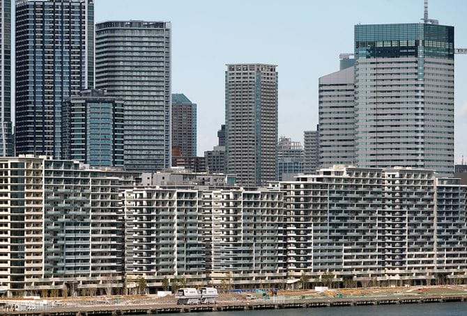 東京五輪の選手村(手前)と高層マンション(東京都中央区)=2020年2月18日