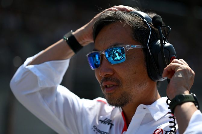 2026年6月28日、F1オーストリアグランプリでインカムを着けて指示を出す小松代表
