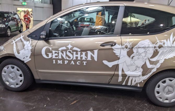 ドコミの会場で展示された「痛車」。原神のキャラクターがデコレーションされている