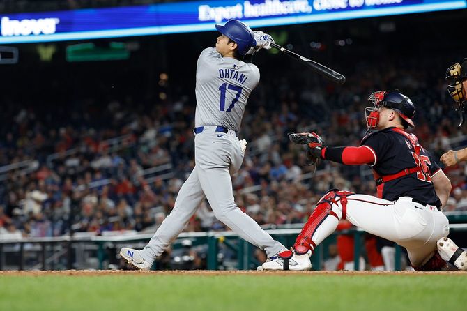 ナショナルズ・パークでのワシントン・ナショナルズ戦で、二塁打を放つロサンゼルス・ドジャースの指名打者、大谷翔平=2024年4月24日