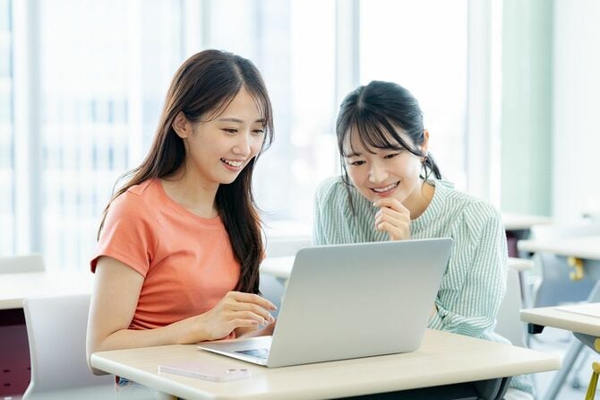 一緒にパソコンを見る女性