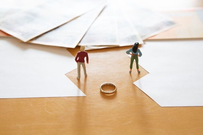 離婚にあたり金銭的にもめるイメージ