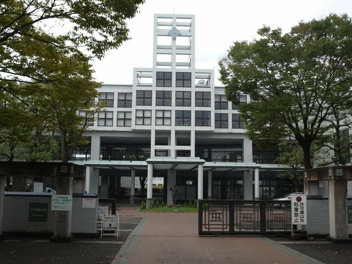 公文国際学園中等部・高等部（写真＝IZUMI SAKAI／Attribution／<a href="https://commons.wikimedia.org/wiki/File:Kumon_Kokusai_Gakuen_highschool.jpg" target="_blank">Wikimedia Commons</a>）