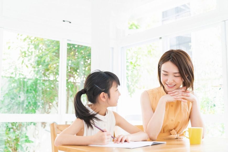 勉強する親と娘