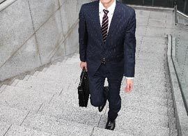 さらば肩こり、腰痛。お腹も凹む「通勤エクササイズ」