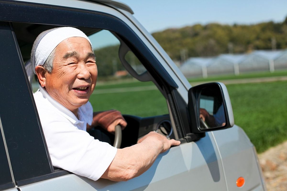 車の中で陽気なシニア