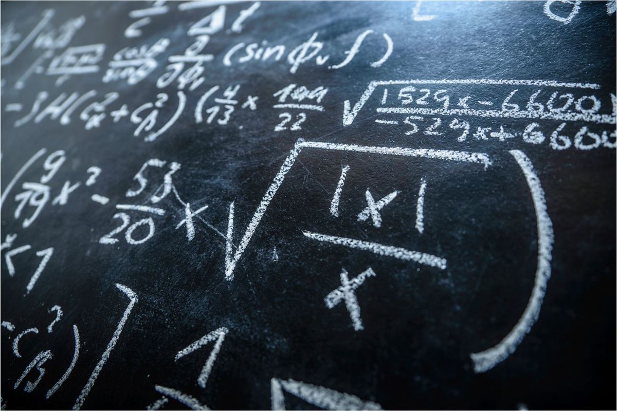 数式と方程式で満たされた黒板