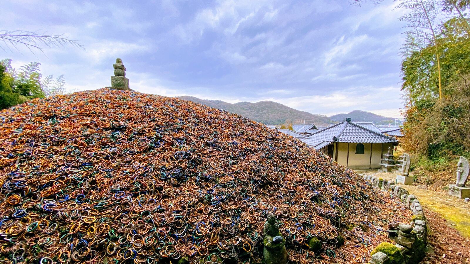 私たちは命を食べている…岡山県の｢700万頭の鼻ぐり塚｣が静かに訴える肉牛の供養 牛たちの声なき声が聞こえてくる