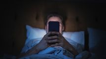 ｢夜中に目が覚めてスマホをチェック｣は絶対NG…睡眠専門医が教える"永遠に眠れないループ”から抜け出す術