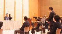 安倍首相の会見で手を挙げつづけても､質問できるまで7年3カ月かかる