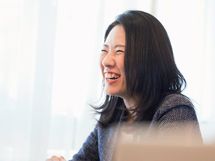 売れる女は、つねに笑顔で“印象づける”