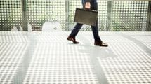 "紐なしで靴底が本革"の靴が足に最悪なワケ