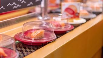 究極の薄利多売を支える寿司ロボットはこうして生まれた…業界最速の機械が1時間で握れる｢シャリ玉の数｣