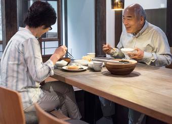 家庭より仕事を優先したシニア男性の後悔