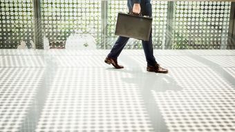 "紐なしで靴底が本革"の靴が足に最悪なワケ