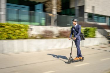 事故や交通ルール違反多発でブーイング…それでも電動キックボード