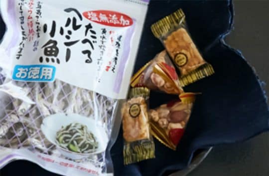 カルシウムや鉄分などのミネラルはおやつから摂っていた。ストックしてある中から食べたいものを選んでポリポリ。