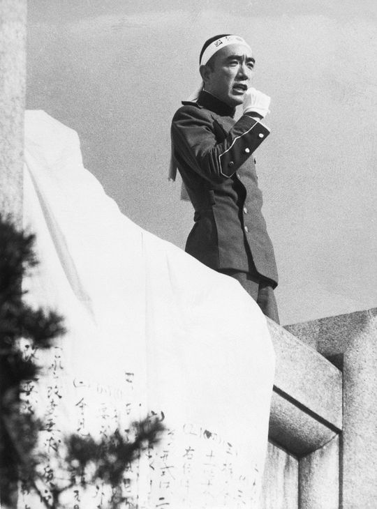 バルコニーで演説する三島由紀夫（1970年11月25日、市ヶ谷駐屯地にて）