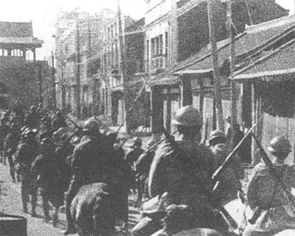 満州事変で中国の瀋陽市に進入する日本軍部隊、1931年9月18日