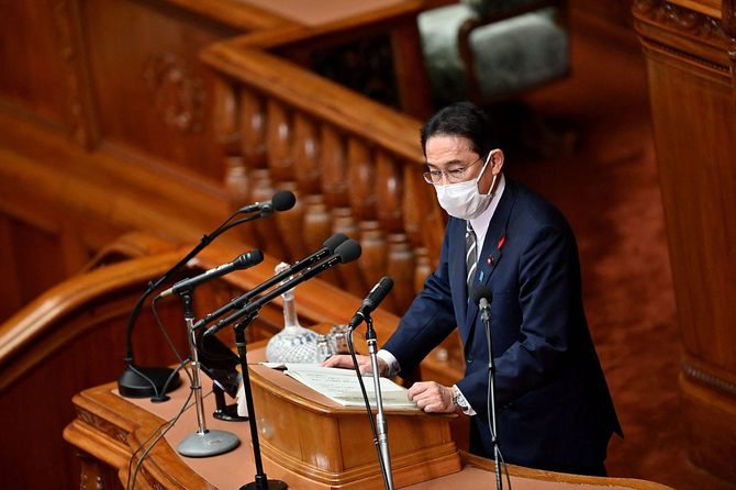 衆院本会議で所信表明演説をする岸田文雄首相