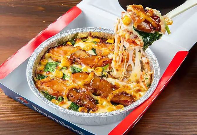 「ピザ×日本食」の究極コラボ商品として発売した「ピザライスボウル」。ごはんでピザを味わえる商品だ。写真は「ピザライスボウル 炭火焼チキテリ」