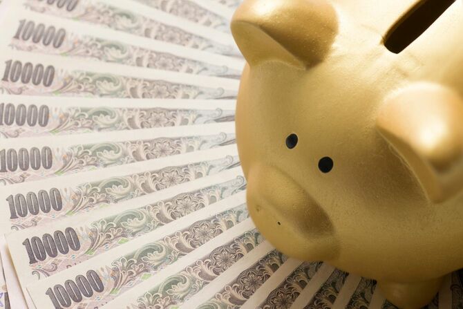 豚の貯金箱と並んだ1万円札