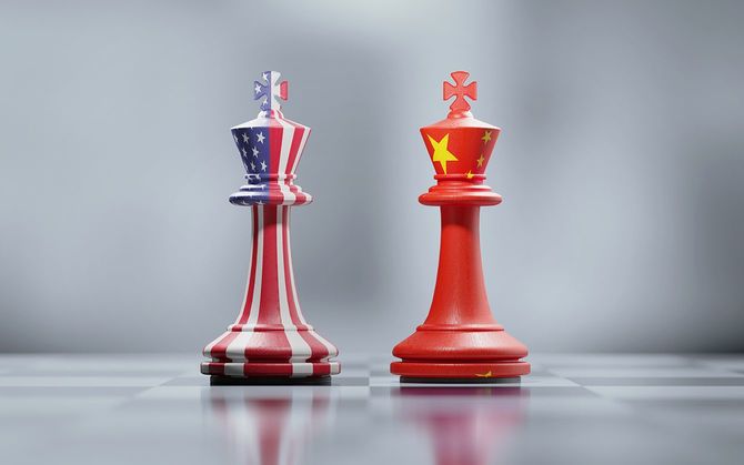 黒と白のチェス盤でアメリカと中国の国旗