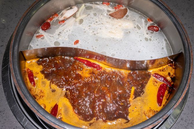 ホットペッパーの多くが付いたおいしいスパイシーな鍋