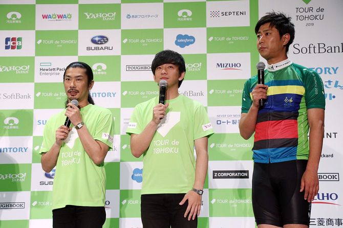 「ツール・ド・東北　2019」記者発表会に出席した、（左から）お笑いトリオ「パンサー」の菅良太郎さん、向井慧さん、尾形貴弘さん（2019年5月14日、東京都）