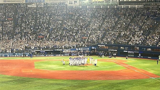 2024年11月3日、日本シリーズ優勝後の胴上げの様子