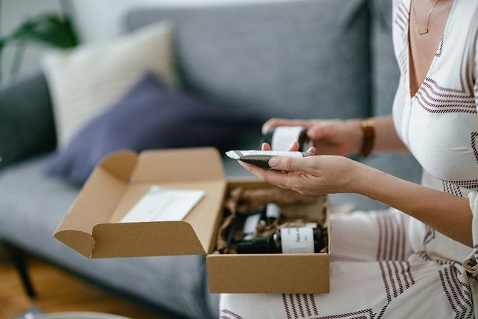 宅配で届いた商品を確認する女性