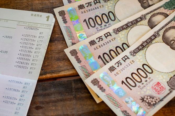日本の紙幣と通帳