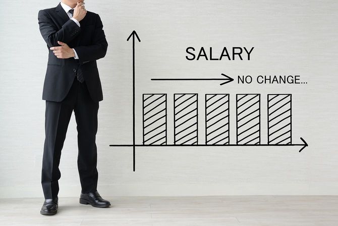 ビジネスマンと変化のない給与グラフを考えて