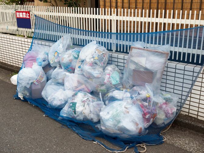 ゴミ袋の積まれたゴミ置き場