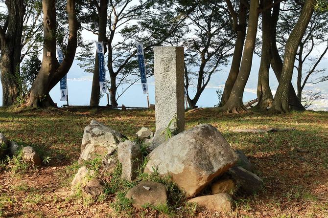 本丸の国吉城址碑