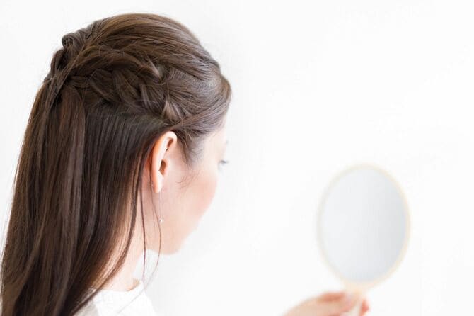 手鏡を見る女性