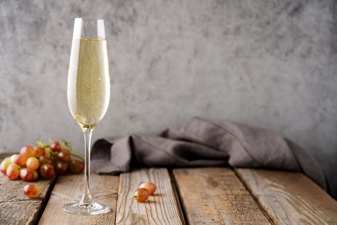 素朴な木製テーブルの上にシャンパングラス