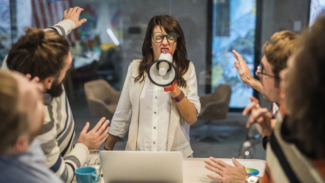 メガホンで叫ぶ女性マネジャー