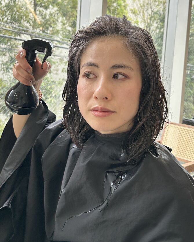 たっぷりと髪に水を与えて、ポタポタと滴るほどしっかり濡らしましょう。