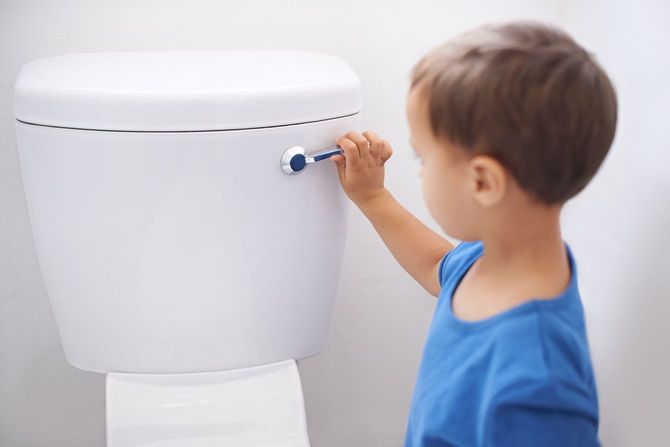トイレの水を流す子ども