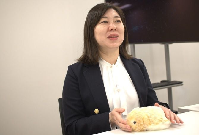 モフリンをなでる企画担当の市川英里奈さん。