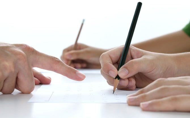 先生が付き添って勉強している子供たちの手元