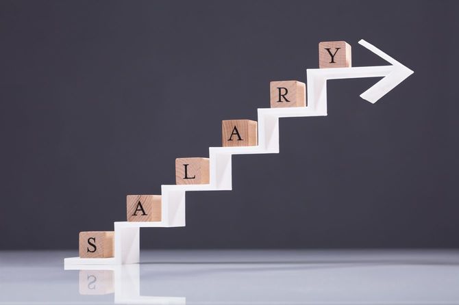 階段矢印にサラリーのつづりのアルファベットが並んでいる