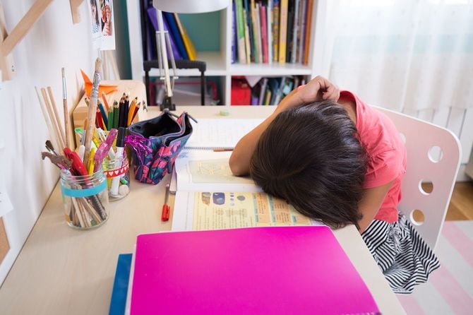 宿題をやって疲れて学校の女の子