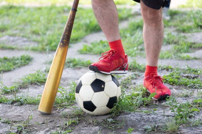 スポーツを楽しむシニア男性