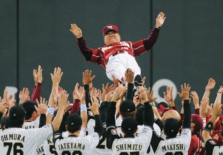 2009年10月24日、試合終了後、日本ハム、楽天の両軍選手らから胴上げされる楽天の野村克也監督（札幌ドーム）