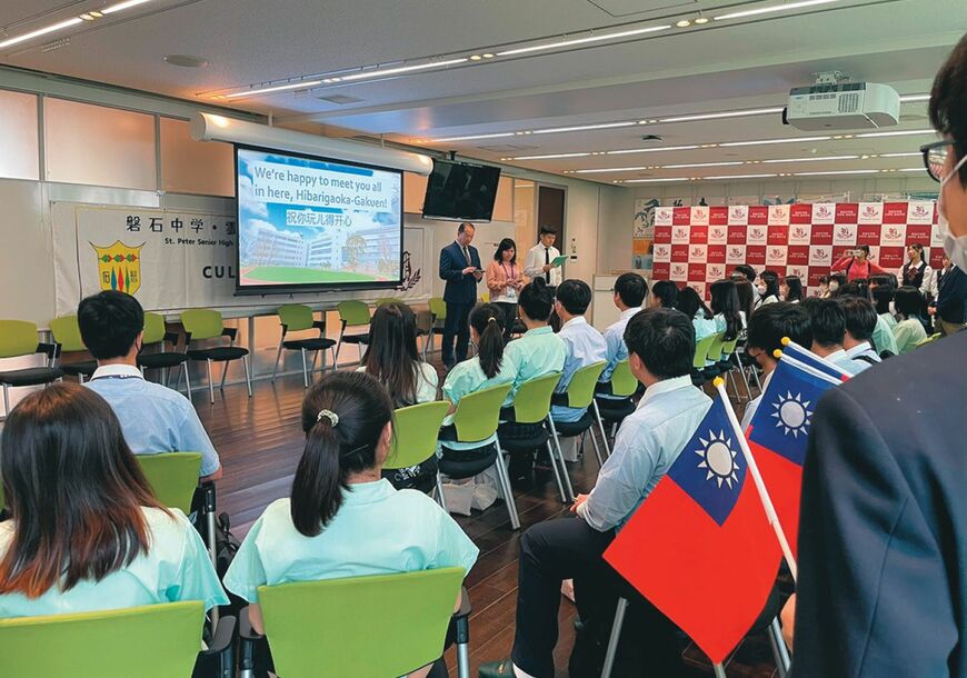 3カ月間オンラインで事前学習を行ってから台湾を訪問。その1カ月後に台湾の中学校生徒が来校し、お互いハイタッチで再会を喜んだ。