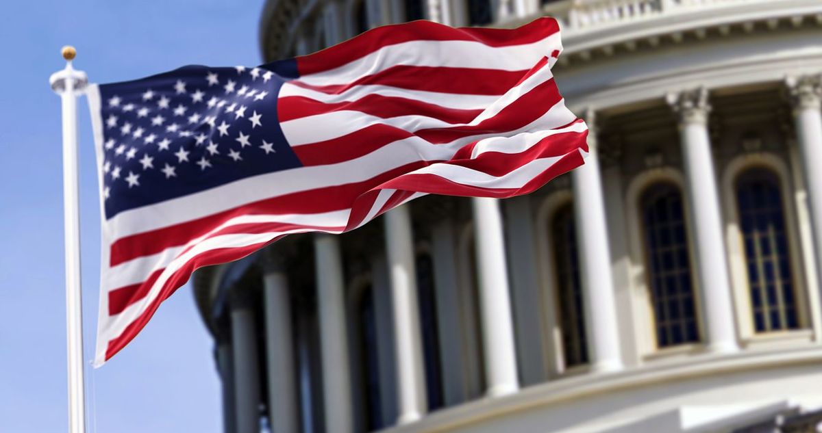 米国会議事堂前のアメリカ合衆国の旗